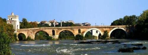 Ponte Milvio, in zona Tor di Quinto, è uno dei simboli di Roma Nord
