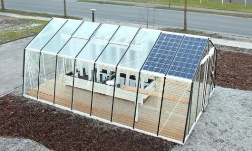 Una serra solare da giardino realizzata