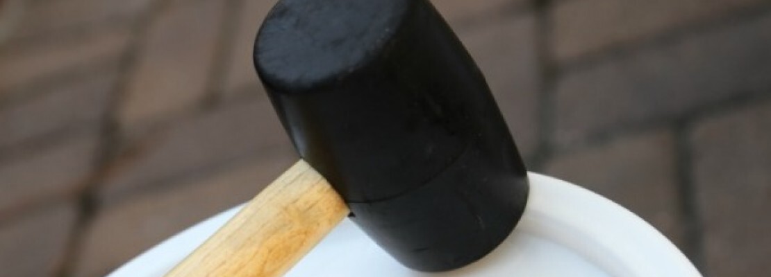 Un martello di gomma per cantieri.