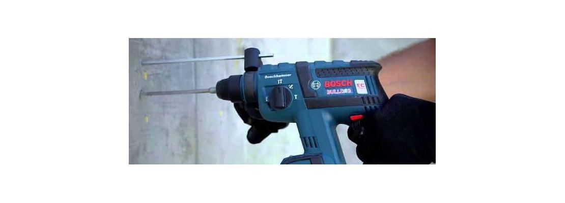 Un martello perforatore Bosch in funzione.