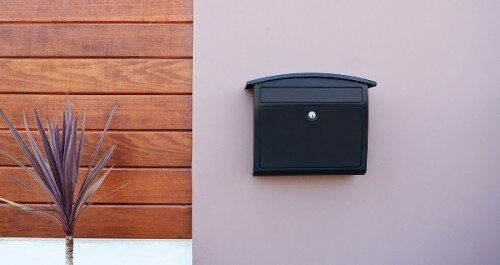 Una cassetta postale da esterno.