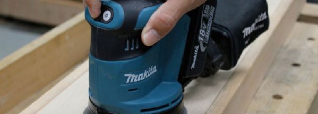 Una levigatrice a batteria in uso.