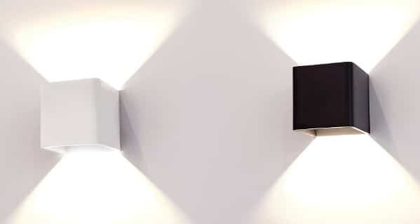 Qucover 8W Applique LED da Parete Interno Lampada Up Down a Muro Illuminazione Moderne per Bagno Soggiorno Camera da Letto Scale Corridoio Luce Bianco Caldo Colore Nero IP54 