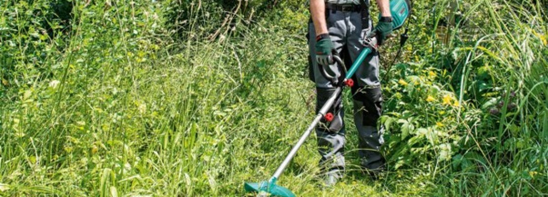 Un decespugliatore elettrico in uso.