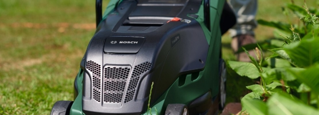 Un rasaerba elettrico Bosch.