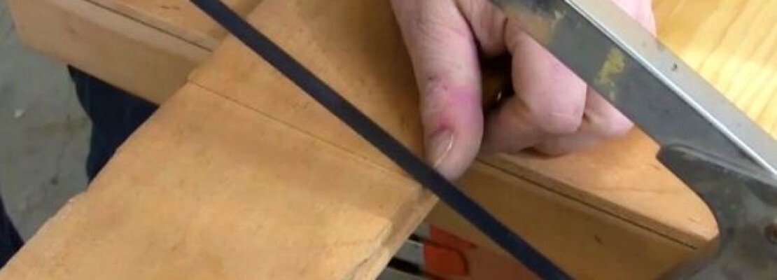 l'uso di un seghetto per legno.