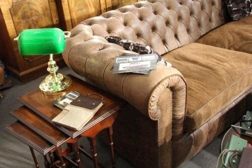 Un sofà in stile inglese.