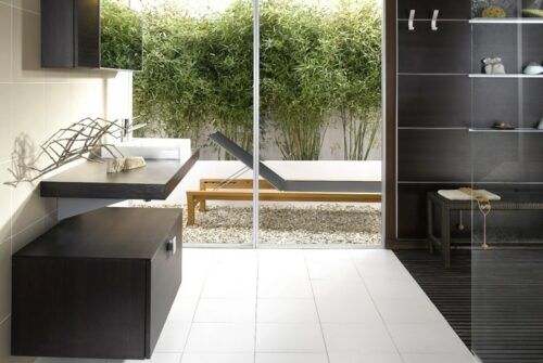 Bagno moderno con design minimalista e pareti in marmo