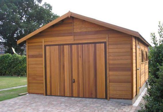 Un garage realizzato in legno massello.