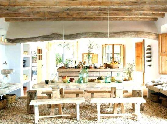 Una sala da pranzo rustica, con evidenti influssi dello stile toscano.