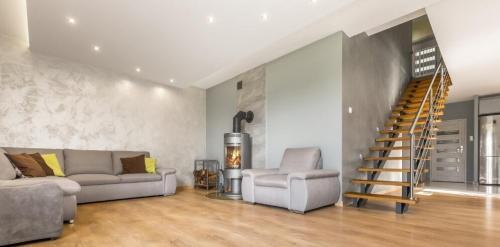 Casa arredata con realizzazione di pareti con la calce