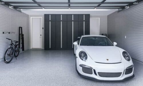 Garage in stile minimal - Spazio di parcheggio minimalista e ordinato con design pulito e linee semplici