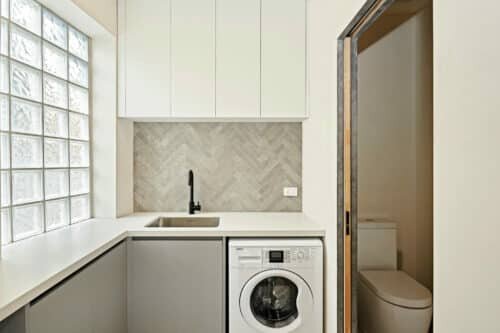 Lavanderia in stile minimal: un ambiente pulito ed elegante per il lavaggio dei vestiti