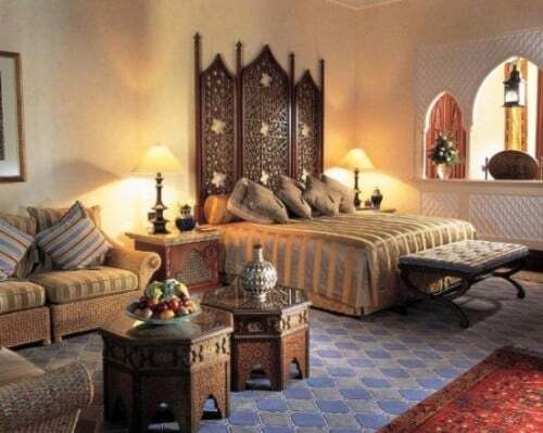 Una camera da letto in stile indiano.