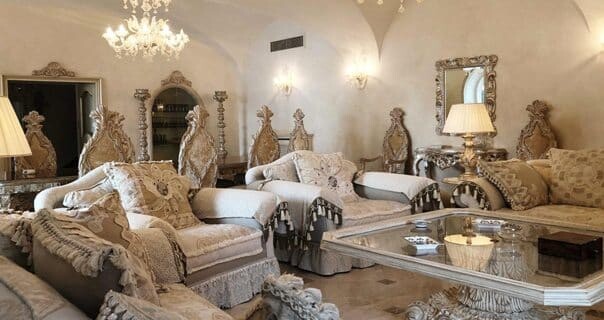 Il render progettuale per un soggiorno in stile barocco.