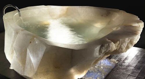La vasca da bagno in cristallo di Tamara Ecclestone.