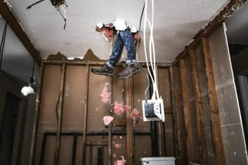 Un uomo cerca di ristrutturare la sua casa, con risultati divertenti e disastrosi. 