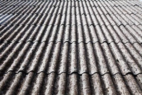 Copertura del tetto in amianto vista in dettaglio