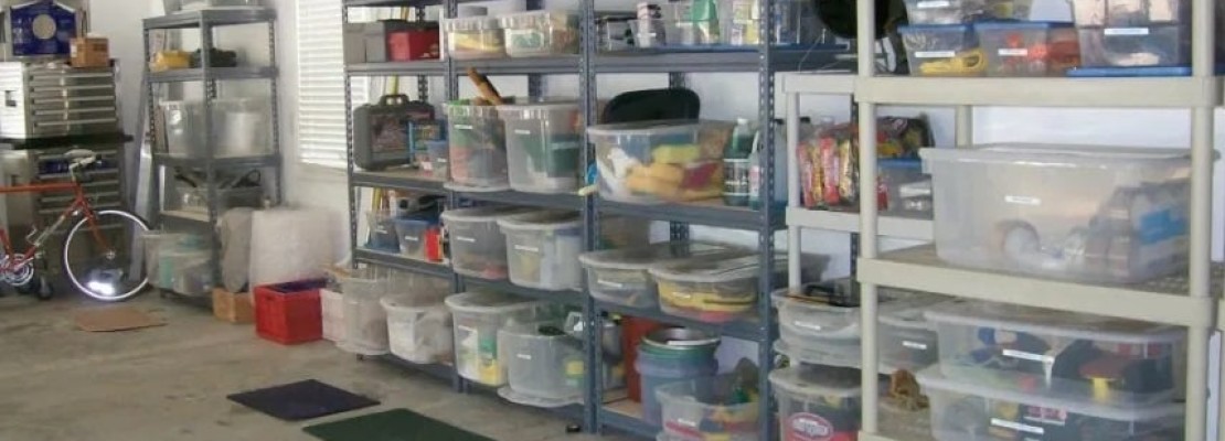 Garage organizzato con oggetti su scaffali