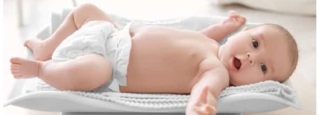 Un neonato su una bilancia digitale