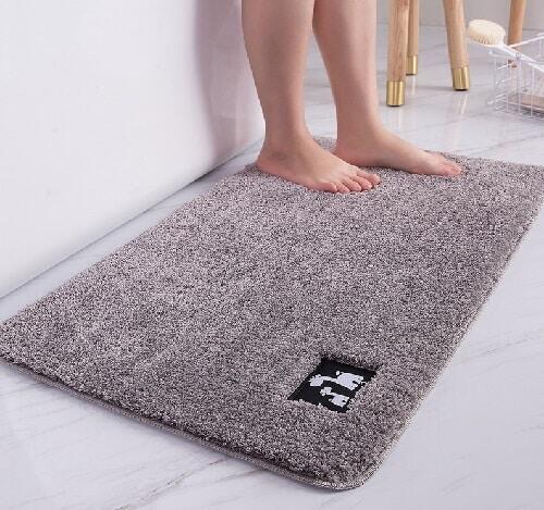 Un tappetino da bagno color grigio