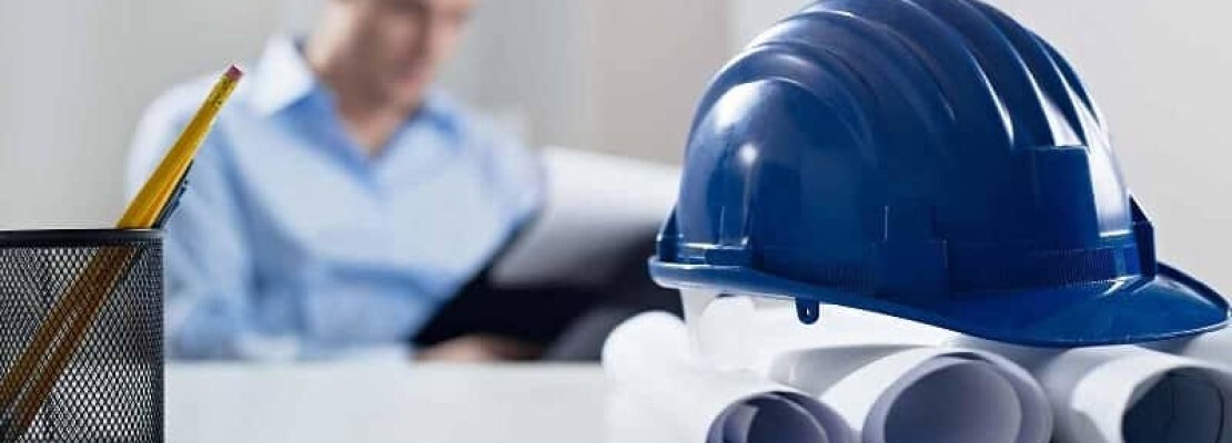 Un professionista che elabora un preventivo per un lavoro edile