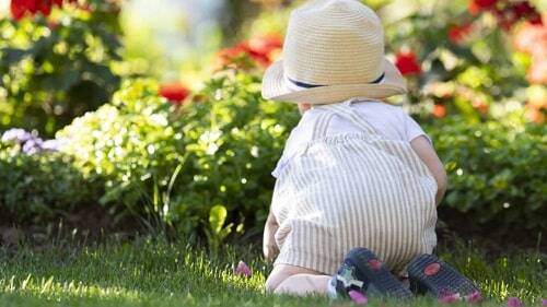 Un bambino su un giardino