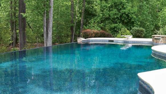 Una piscina interrata con effetto "infinito".