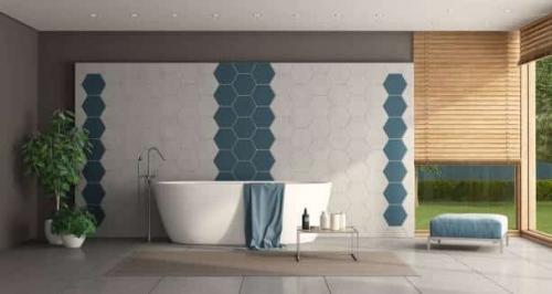 Bagno moderno con vasca e parete piastrellata esagonale