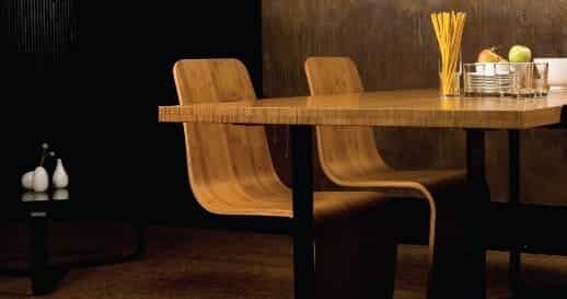 Tavolo e sedie realizzati in bambù.