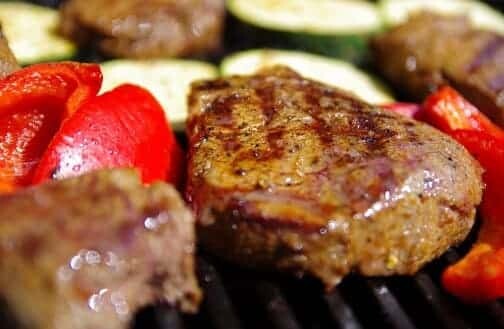 Carne cucinata su di un barbecue in balcone.