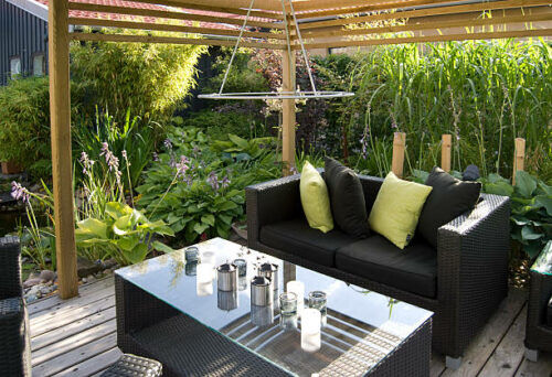Salotto outdoor con divano e tavolo di vimini - Atmosfera rilassante