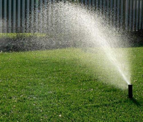 Sistema di irrigazione automatica del giardino per risparmio d'acqua.