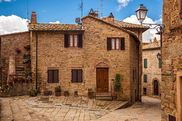 Casa antica ristrutturata in un villaggio toscano, Italia