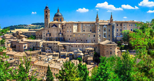 Vista panoramica che mostra le tipiche case di Urbino e gli elementi architettonici storici