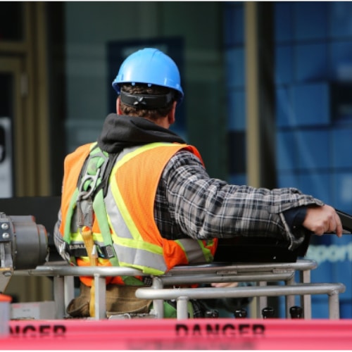 operaio sicurezza nei cantieri