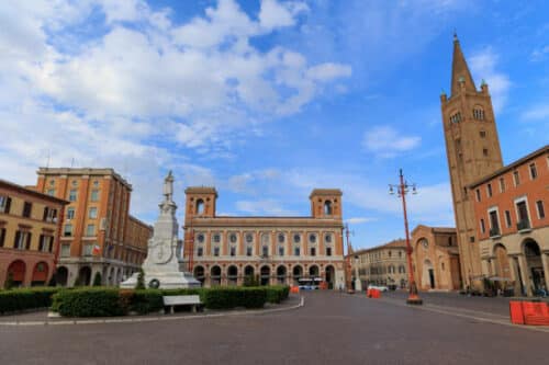 Piazza Saffi a Forlì: Un gioiello storico nel cuore della città