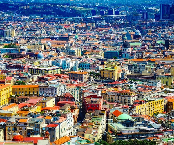 Immagine panoramica aerea delle case di Napoli, colorate, in uno dei quartieri del centro storico della città