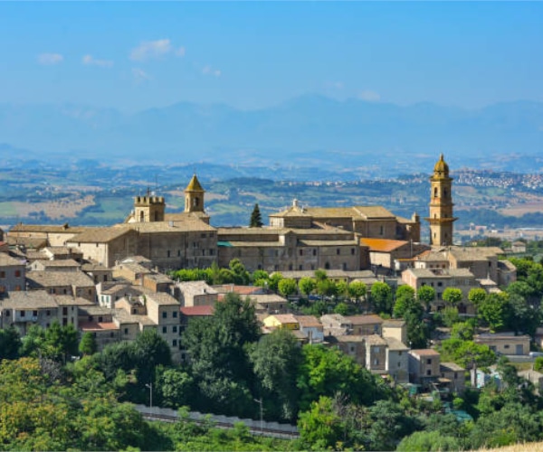 Immagine panoramica del centro storico di Macerata con evidenze storiche e case private