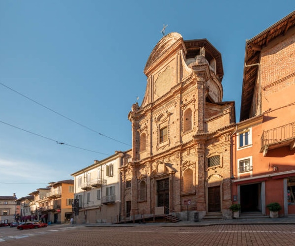 immagine della chiesa di san rocco a carmagnola con alcuni edifici e case circostanti