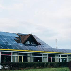 immagine di un edificio durante l'installazione di un impianto fotovoltaico sul tetto