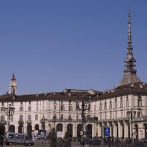 immagine di una piazza del centro a torino con edifici storici e mole sullo sfondo, le case vuote nel centro e in periferia sono un problema.