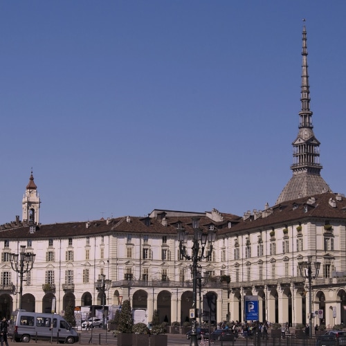 immagine di una piazza del centro a torino con edifici storici e mole sullo sfondo, le case vuote nel centro e in periferia sono un problema.