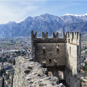 veduta del castello e del paese di arco in Trentino regione con più alto tasso di finanziamenti europei superbonus