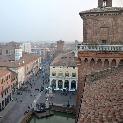 Immagine del centro storico di Ferrara: palazzi storici e case residenziali private