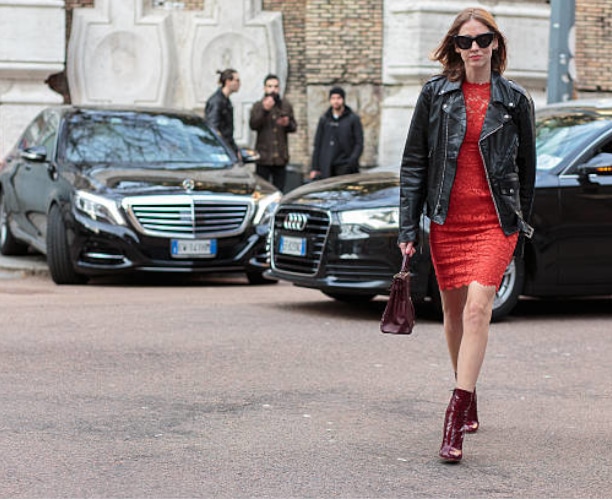 chiara ferragni a passeggio vestita con abito rosso, stivaletti e occhiali scuri