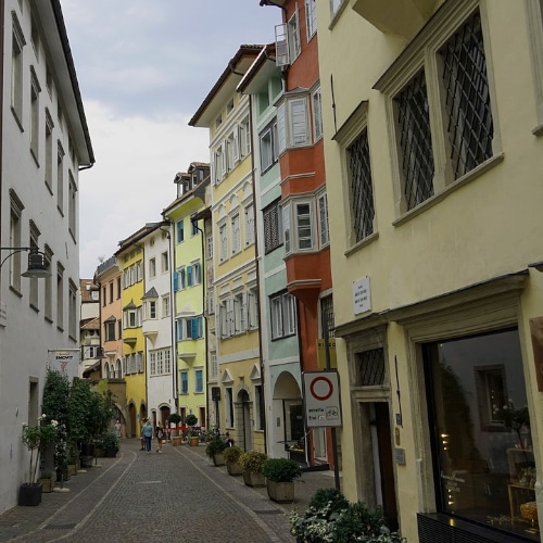 Un vicolo del centro storico: le caratteristiche case di Bolzano colorate in stile nordico.