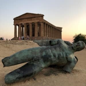 Agrigento: la valle dei Templi con la statua di Icaro caduto.