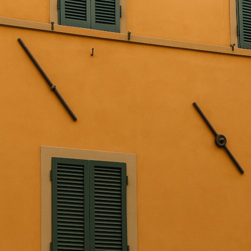 Incatenare una casa in muratura: esempio di una facciata con tiranti.