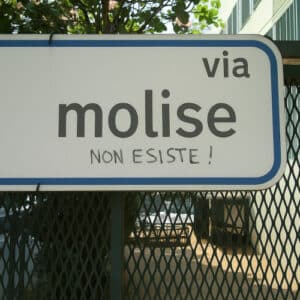 Via Molise, scritta aggiunta non esiste. Meme divertente.
